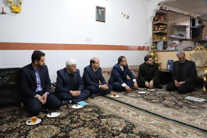 تصاویر/دیدار مدیر کل پارلمانی و امور مجلس   بنیاد شهید و ایثارگران کشور با برخی خانواده های معظم شهدای مردمی اخیر