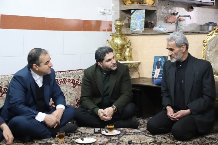 تصاویر/دیدار مدیر کل پارلمانی و امور مجلس   بنیاد شهید و ایثارگران کشور با برخی خانواده های معظم شهدای مردمی اخیر