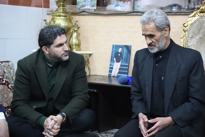 تصاویر/دیدار مدیر کل پارلمانی و امور مجلس   بنیاد شهید و ایثارگران کشور با برخی خانواده های معظم شهدای مردمی اخیر