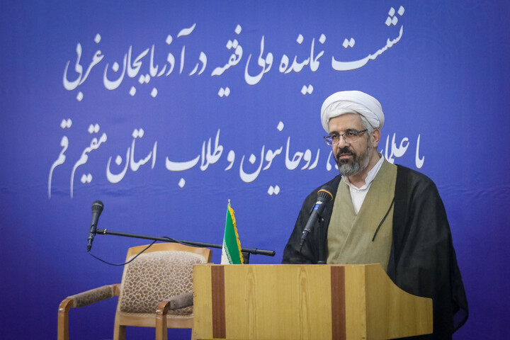 تصاویر/ نشست نماینده ولی فقیه در آذربایجان غربی با علما و طلاب استان مقیم قم