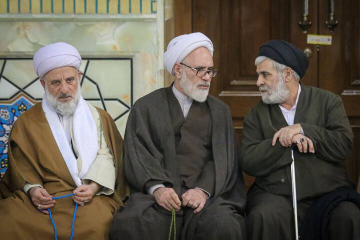 تصاویر/ نشست نماینده ولی فقیه در آذربایجان غربی با علما و طلاب استان مقیم قم