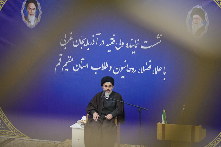 تصاویر/ نشست نماینده ولی فقیه در آذربایجان غربی با علما و طلاب استان مقیم قم