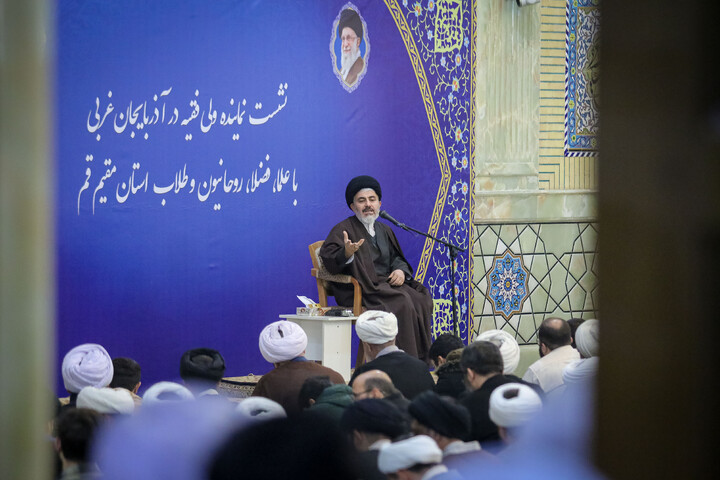 تصاویر/ نشست نماینده ولی فقیه در آذربایجان غربی با علما و طلاب استان مقیم قم