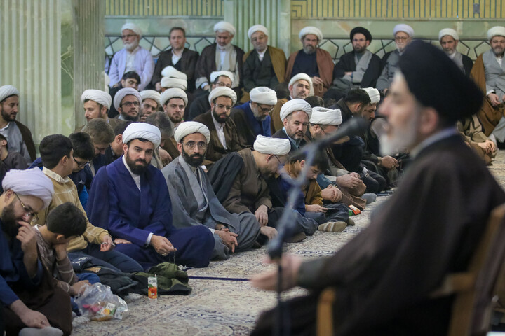 تصاویر/ نشست نماینده ولی فقیه در آذربایجان غربی با علما و طلاب استان مقیم قم