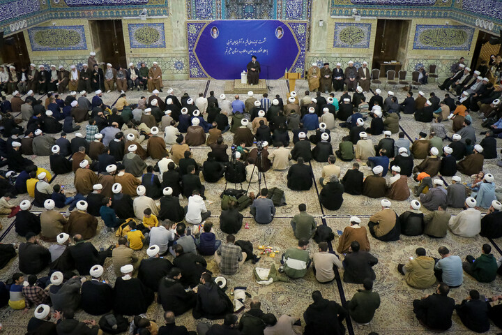 تصاویر/ نشست نماینده ولی فقیه در آذربایجان غربی با علما و طلاب استان مقیم قم