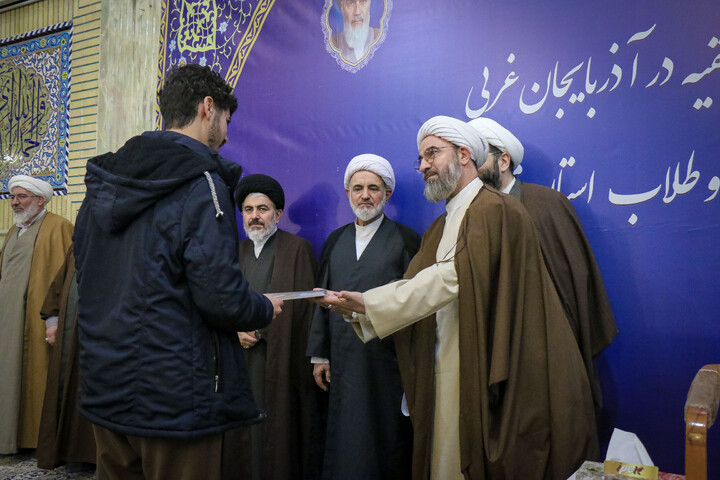 تصاویر/ نشست نماینده ولی فقیه در آذربایجان غربی با علما و طلاب استان مقیم قم