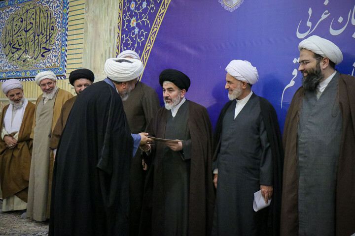 تصاویر/ نشست نماینده ولی فقیه در آذربایجان غربی با علما و طلاب استان مقیم قم