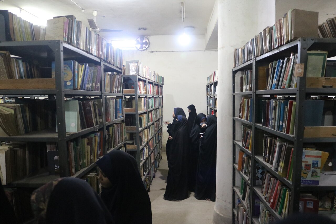 جامعہ المصطفیٰ کراچی کی طالبات کا مدیر کی سربراہی میں کراچی یونیورسٹی کی لائبریریوں کا علمی دورہ