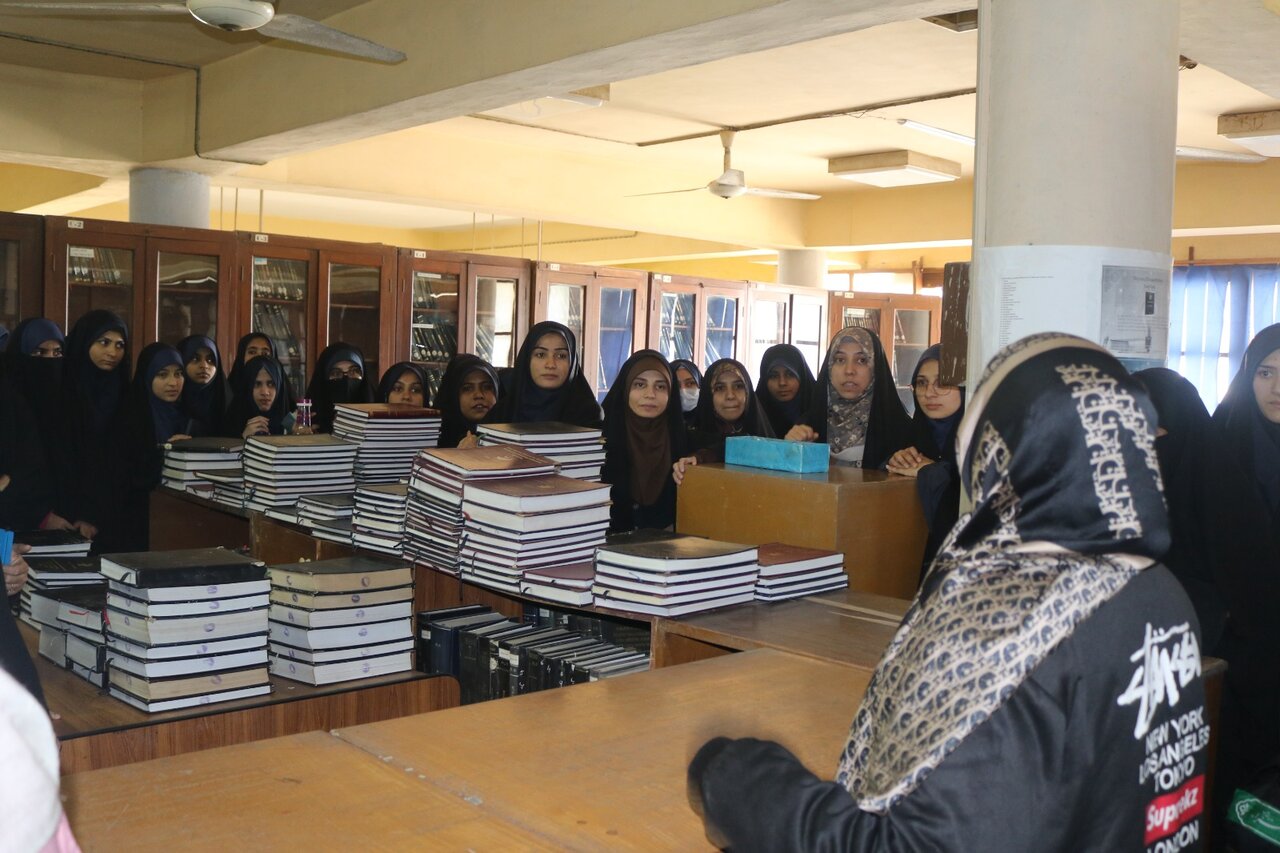 جامعہ المصطفیٰ کراچی کی طالبات کا مدیر کی سربراہی میں کراچی یونیورسٹی کی لائبریریوں کا علمی دورہ