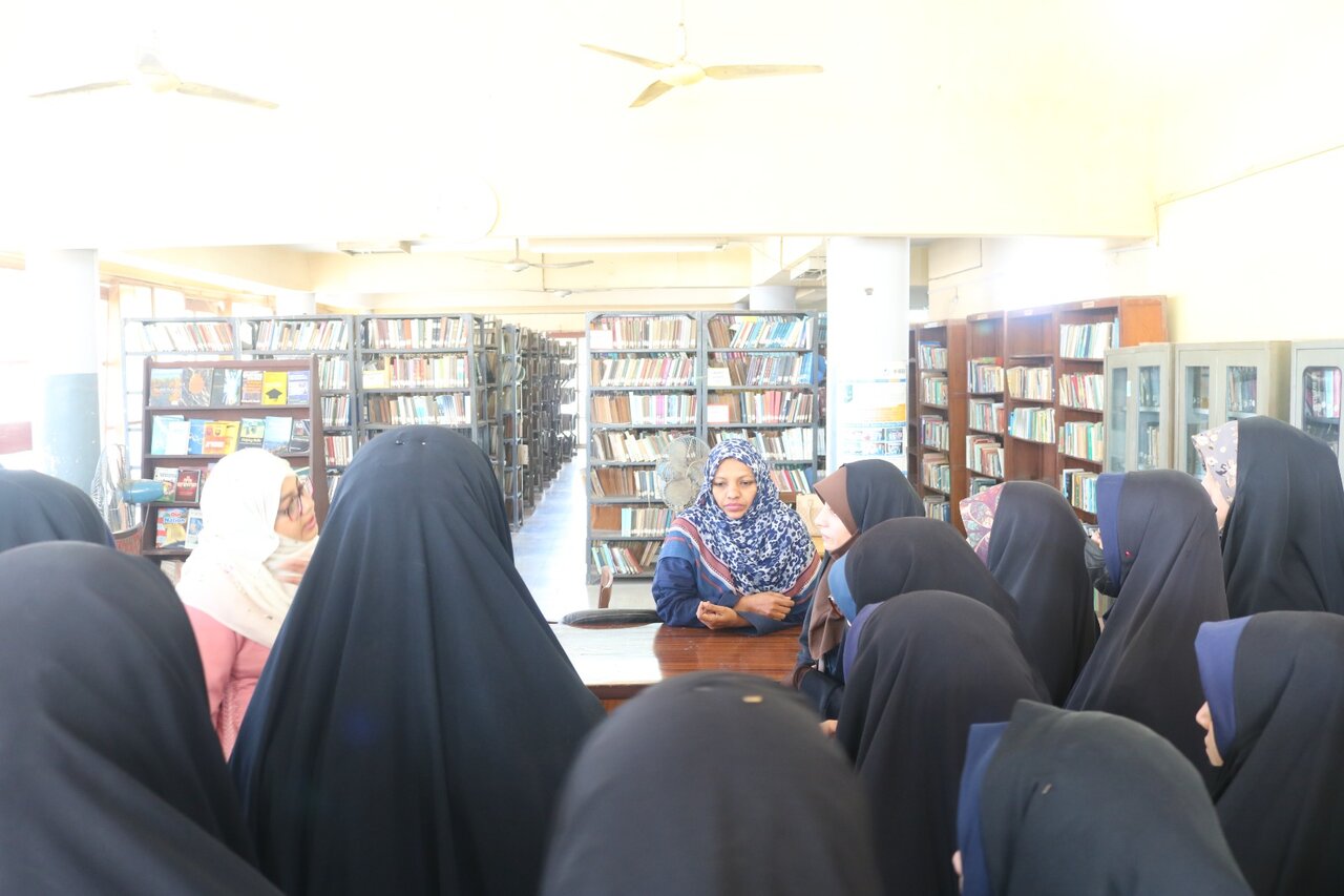 جامعہ المصطفیٰ کراچی کی طالبات کا مدیر کی سربراہی میں کراچی یونیورسٹی کی لائبریریوں کا علمی دورہ