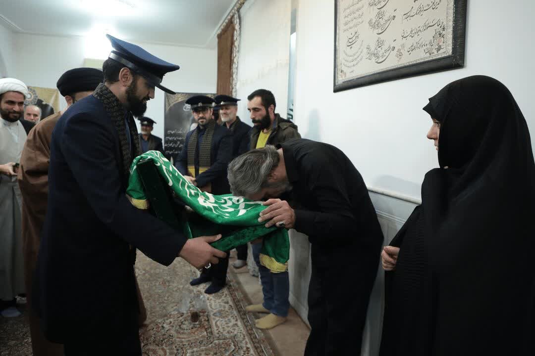 تکریم از خانواده شهید امیر حسین ناصری توسط تولیت و خادمین حرم مطهر موسی مبرقع و جمعی از اهالی رسانه قم