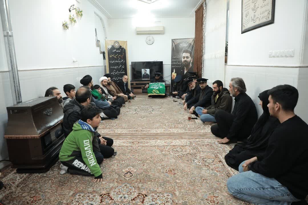 تکریم از خانواده شهید امیر حسین ناصری توسط تولیت و خادمین حرم مطهر موسی مبرقع و جمعی از اهالی رسانه قم
