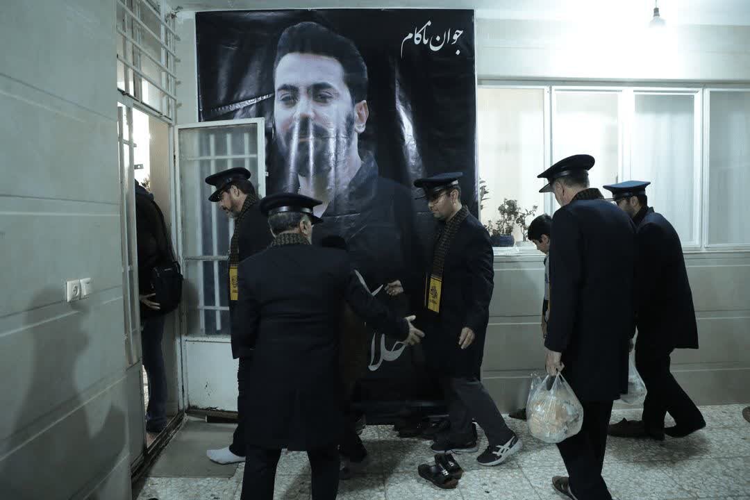 تکریم از خانواده شهید امیر حسین ناصری توسط تولیت و خادمین حرم مطهر موسی مبرقع و جمعی از اهالی رسانه قم