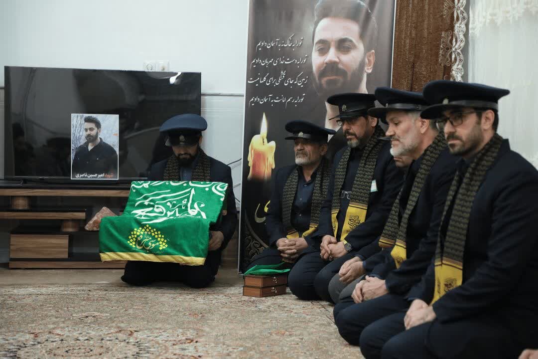 تکریم از خانواده شهید امیر حسین ناصری توسط تولیت و خادمین حرم مطهر موسی مبرقع و جمعی از اهالی رسانه قم