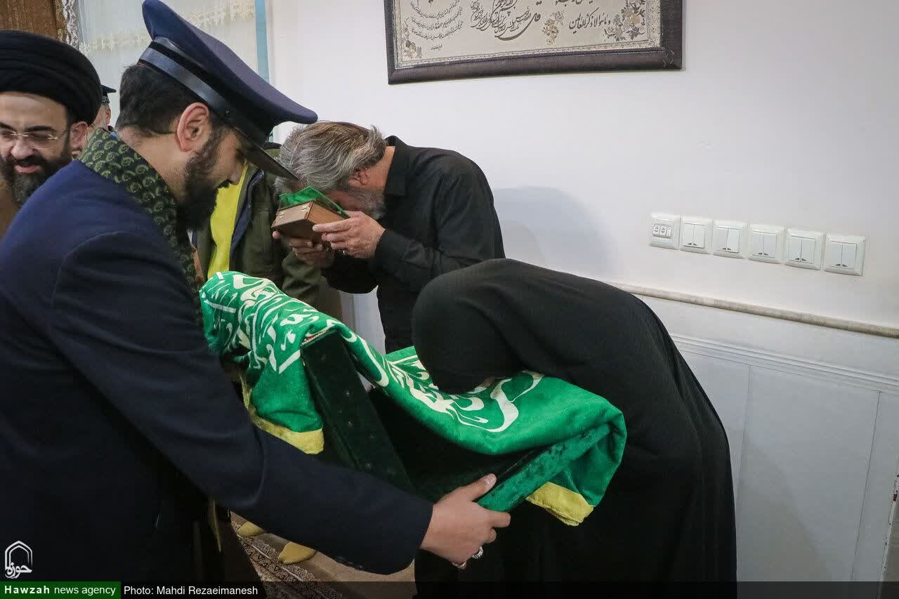 تکریم از خانواده شهید امیر حسین ناصری توسط تولیت و خادمین حرم مطهر موسی مبرقع و جمعی از اهالی رسانه قم