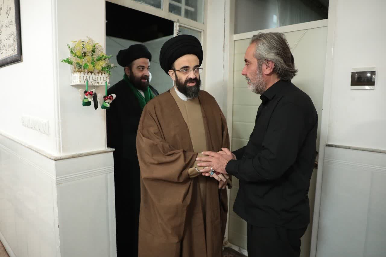 تکریم از خانواده شهید امیر حسین ناصری توسط تولیت و خادمین حرم مطهر موسی مبرقع و جمعی از اهالی رسانه قم