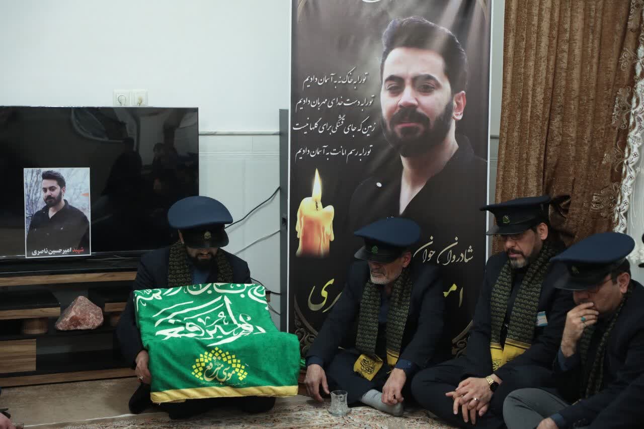 تکریم از خانواده شهید امیر حسین ناصری توسط تولیت و خادمین حرم مطهر موسی مبرقع و جمعی از اهالی رسانه قم