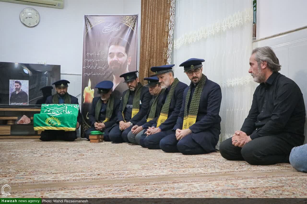 تکریم از خانواده شهید امیر حسین ناصری توسط تولیت و خادمین حرم مطهر موسی مبرقع و جمعی از اهالی رسانه قم