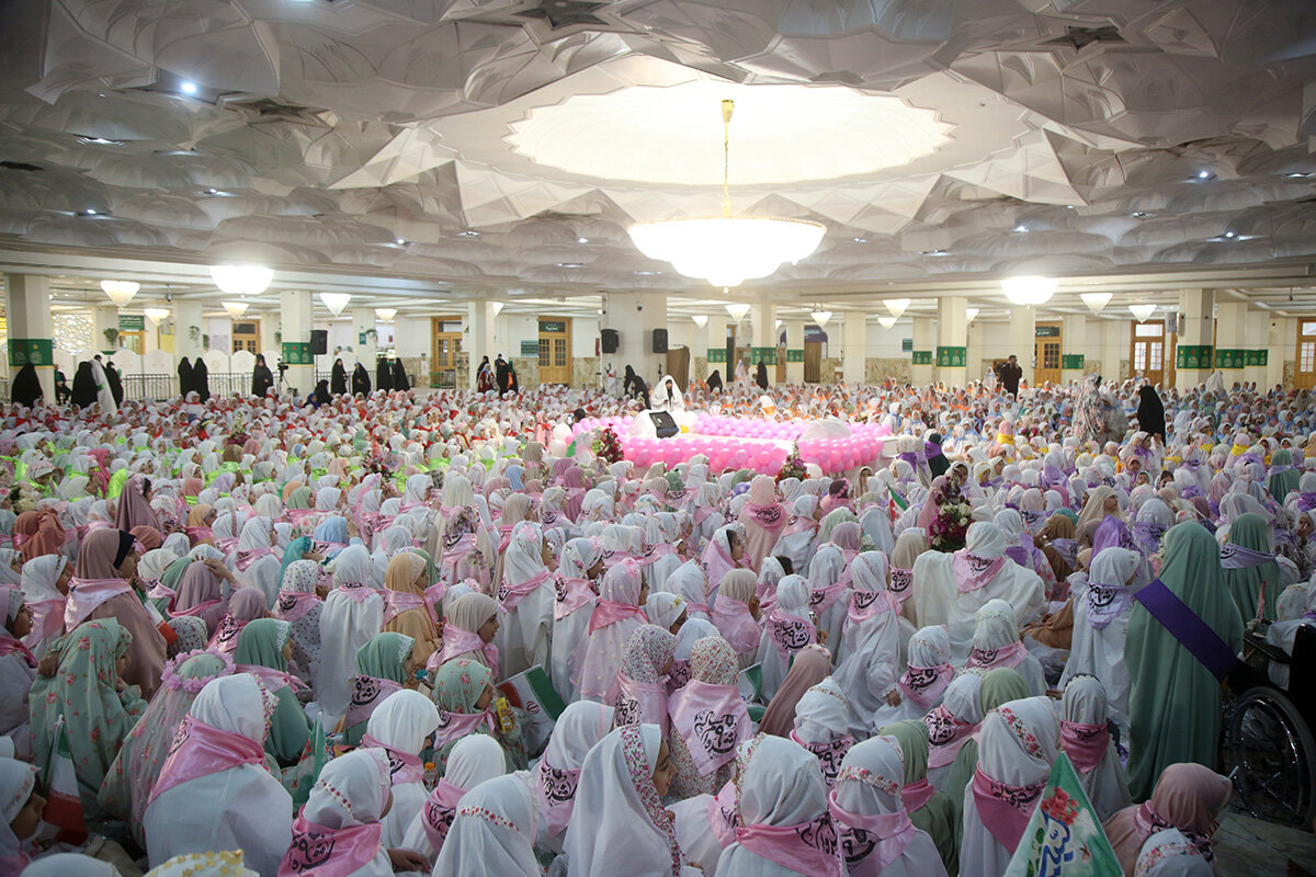 تصاویر/ برپایی جشن تکلیف ۲ هزار دختر ۹ ساله در حرم کریمه اهل بیت(س)