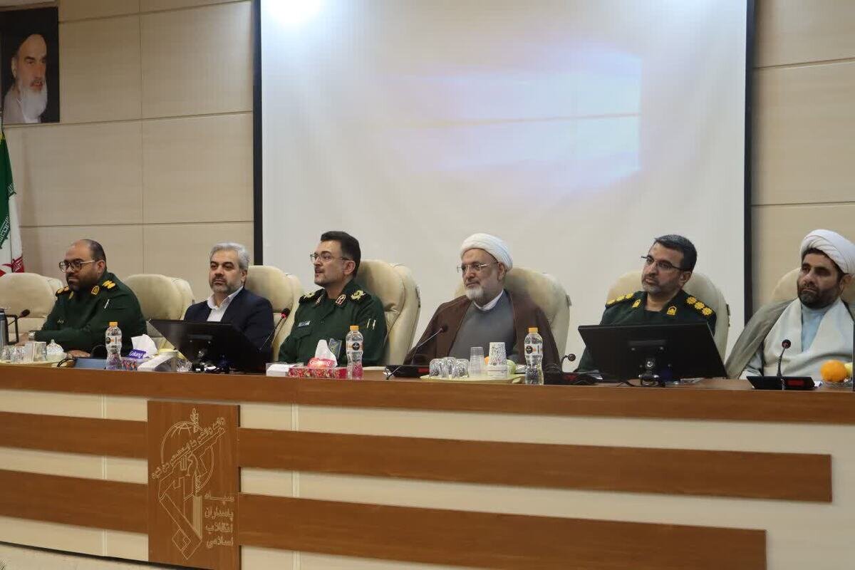 ایستادگی در برابر تهدیدات دشمن و خدمت به مردم، راهبرد اصلی پاسداری از انقلاب است