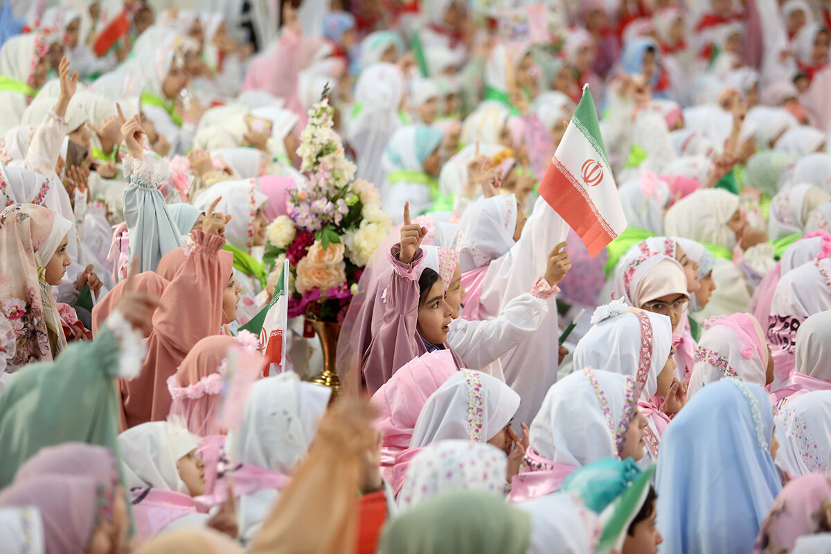 برپایی جشن تکلیف ۲ هزار دختر ۹ ساله در حرم کریمه اهل بیت(س) + تصاویر