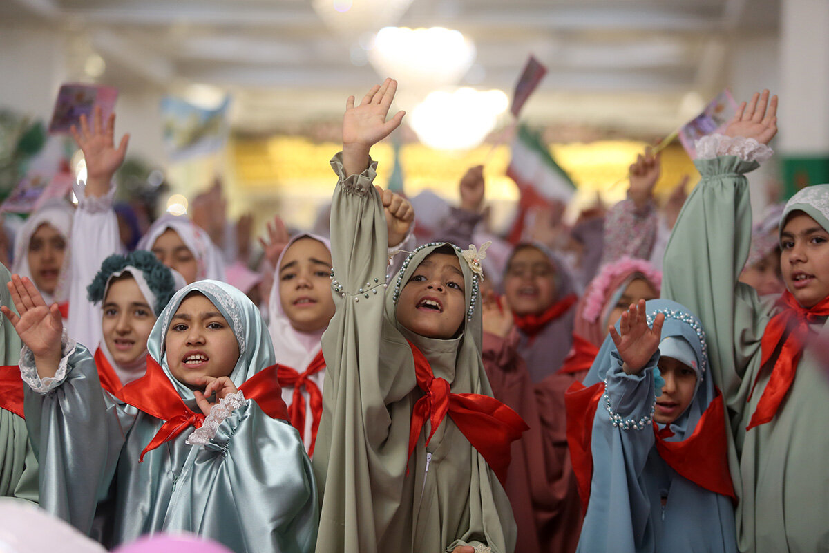 برپایی جشن تکلیف ۲ هزار دختر ۹ ساله در حرم کریمه اهل بیت(س) + تصاویر