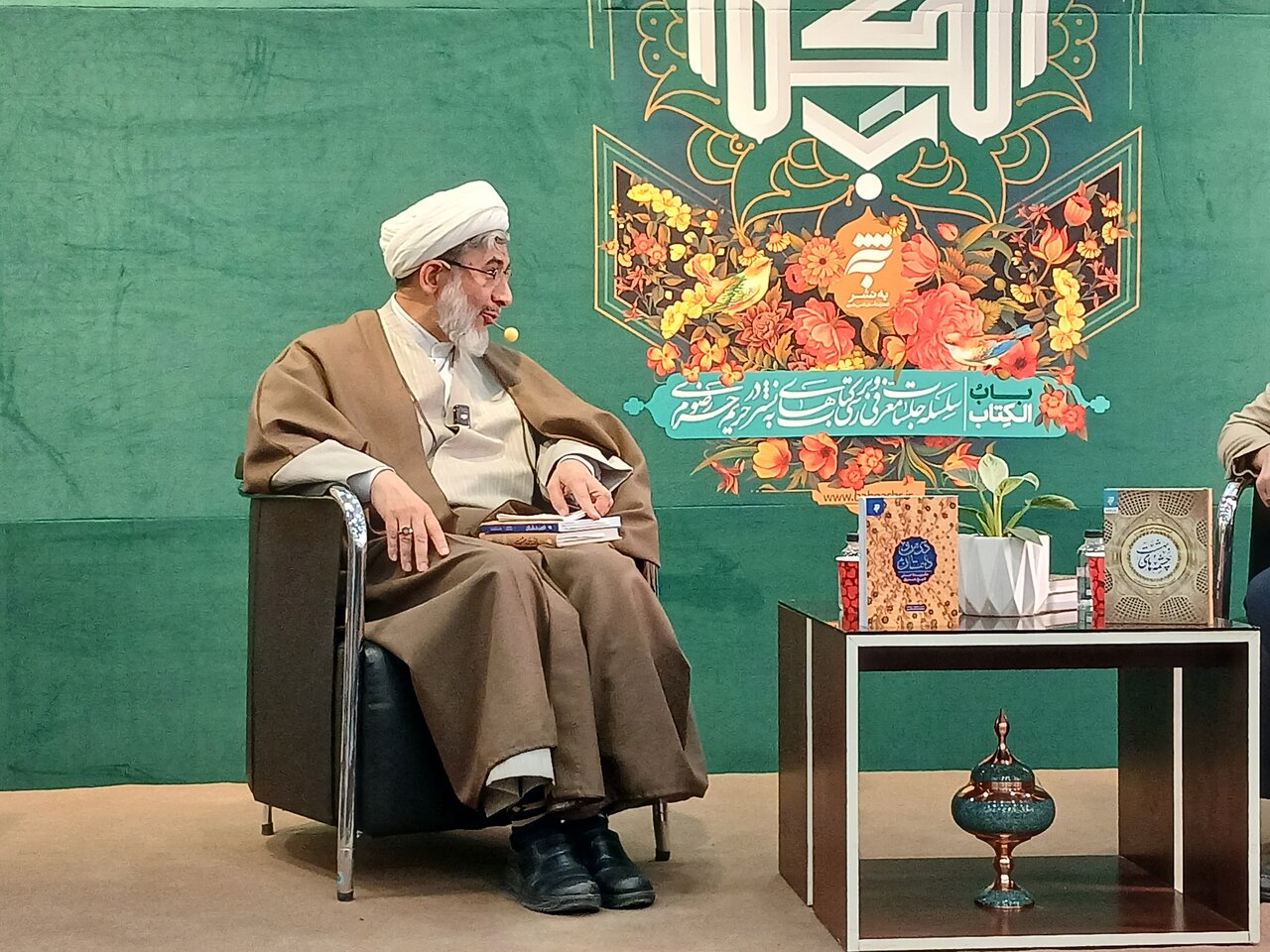 حجت الاسلام والمسلمین نظافت در سلسله جلسات معرفی و بررسی کتاب های به نشر در حریم رضوی