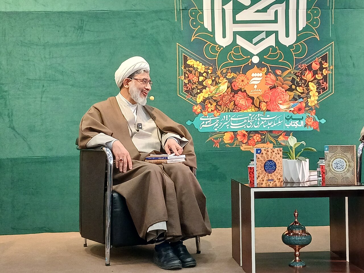 حجت الاسلام والمسلمین نظافت در سلسله جلسات معرفی و بررسی کتاب های به نشر در حریم رضوی