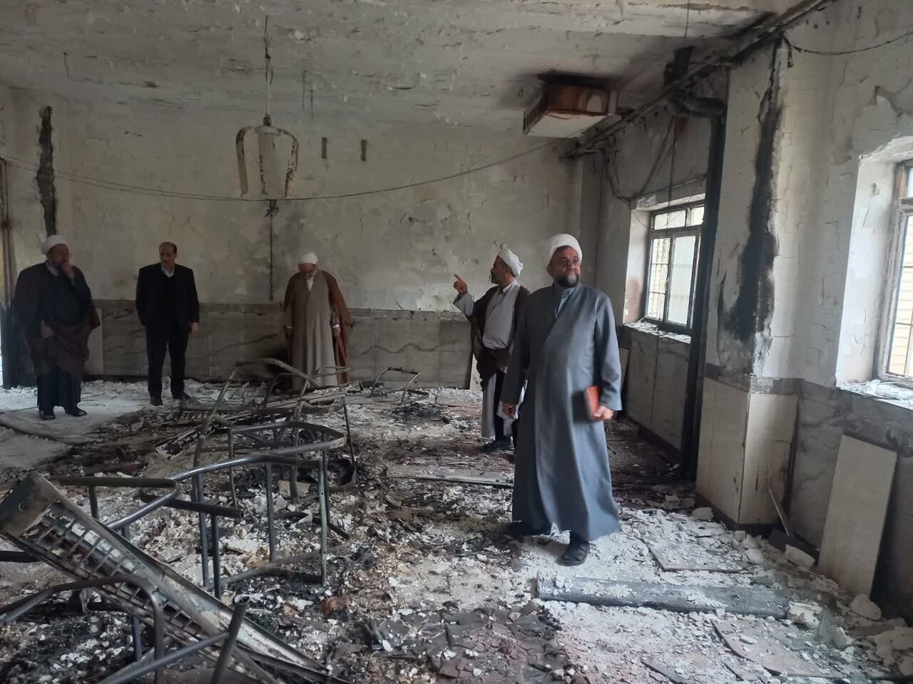 بازدید مسئولان حوزه‌ علمیه خواهران کشور از ساختمان تخریب‌شده مدرسه علمیه حضرت زهرا(س) میبد+تصاویر