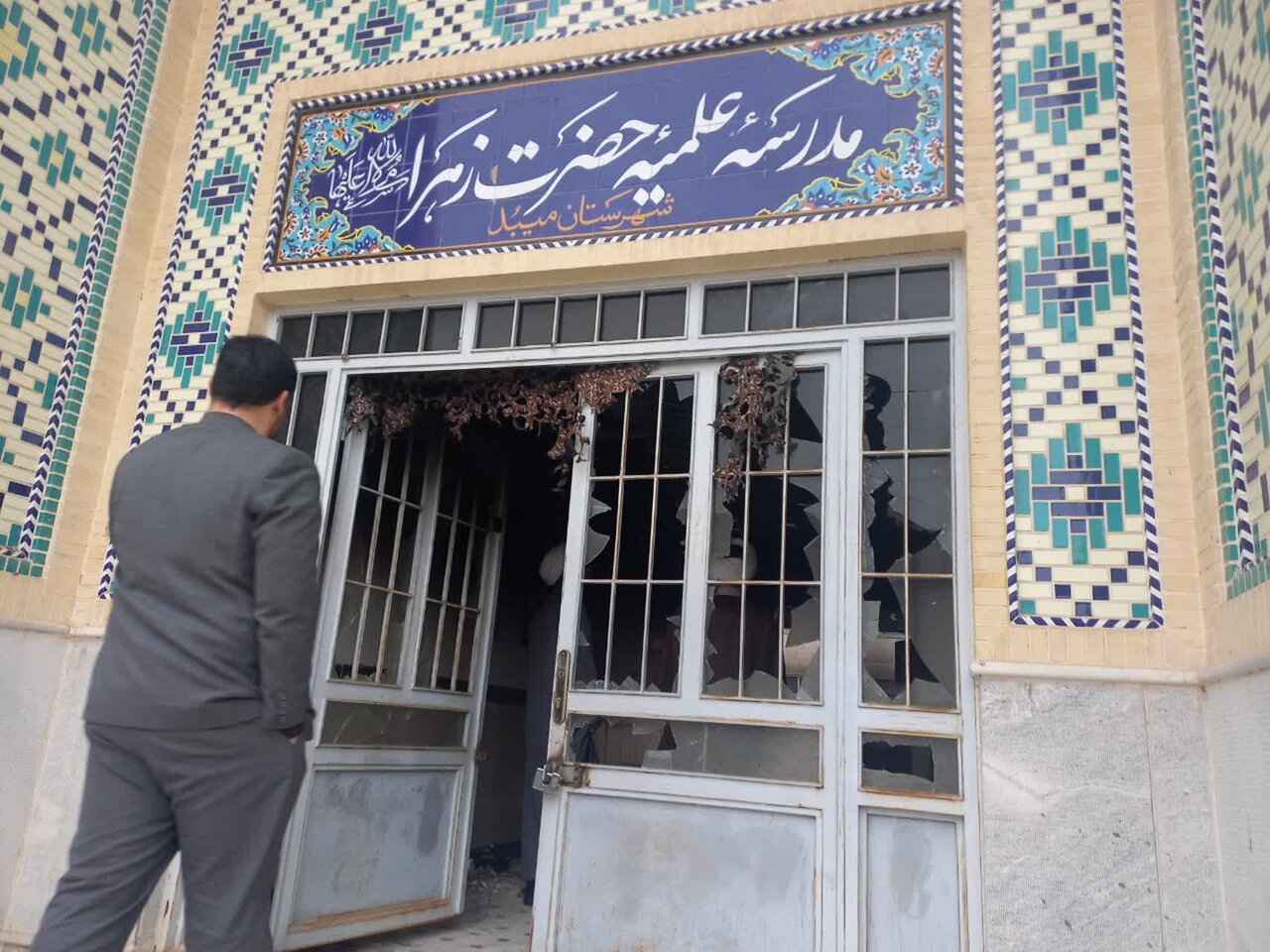 بازدید مسئولان حوزه علمیه خواهران کشور از ساختمان تخریبشده مدرسه علمیه حضرت زهرا(س) میبد+تصاویر