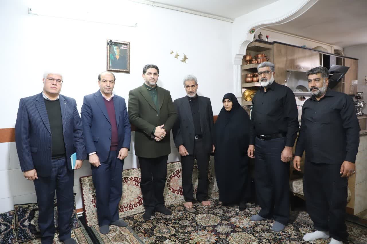 تصاویر/ دیدار مدیر کل پارلمانی و امور مجلس   بنیاد شهید و ایثارگران کشور با برخی خانواده های معظم شهدای مردمی اخیر در اراک