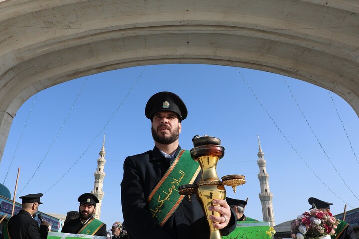 تصاویر/  آیین جاروکشی خادمان مسجد مقدس جمکران