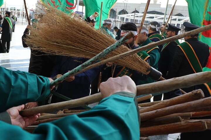 تصاویر/  آیین جاروکشی خادمان مسجد مقدس جمکران