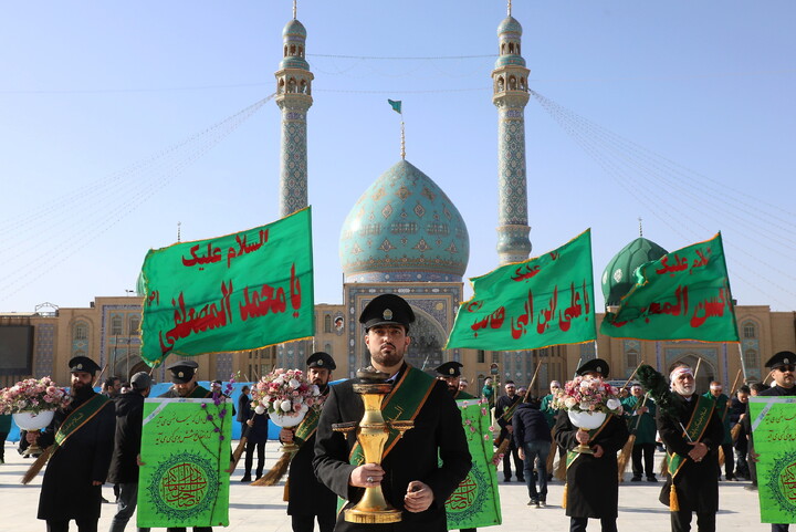 تصاویر/  آیین جاروکشی خادمان مسجد مقدس جمکران