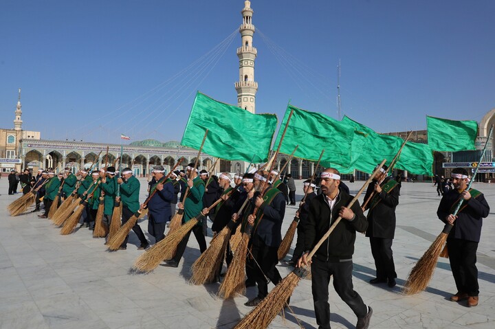 تصاویر/  آیین جاروکشی خادمان مسجد مقدس جمکران
