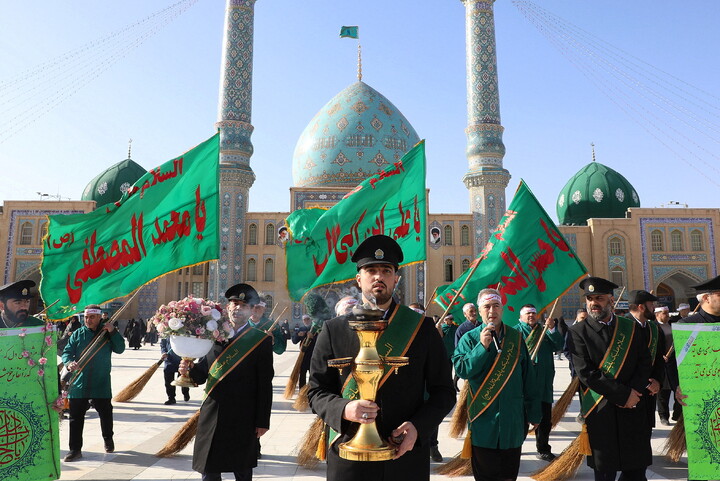 تصاویر/  آیین جاروکشی خادمان مسجد مقدس جمکران