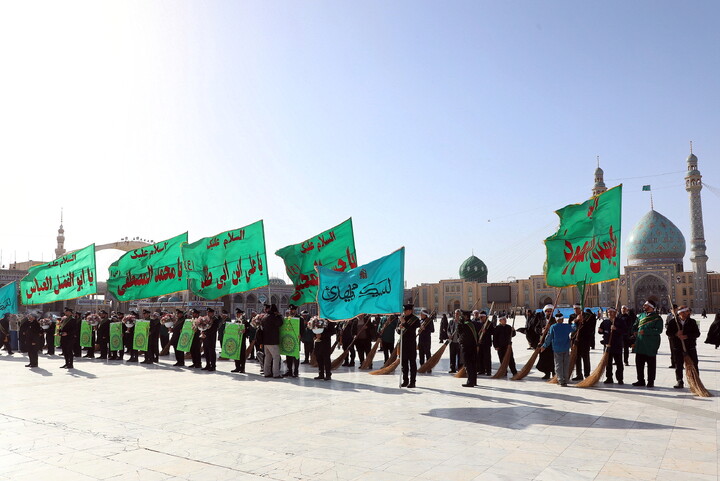 تصاویر/  آیین جاروکشی خادمان مسجد مقدس جمکران