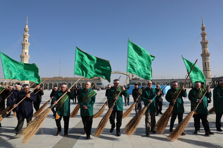 تصاویر/  آیین جاروکشی خادمان مسجد مقدس جمکران