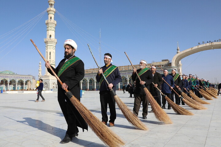 تصاویر/  آیین جاروکشی خادمان مسجد مقدس جمکران