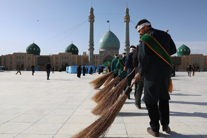 تصاویر/  آیین جاروکشی خادمان مسجد مقدس جمکران