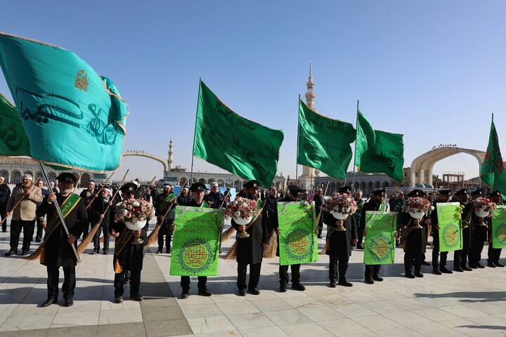 تصاویر/  آیین جاروکشی خادمان مسجد مقدس جمکران