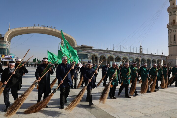 تصاویر/  آیین جاروکشی خادمان مسجد مقدس جمکران