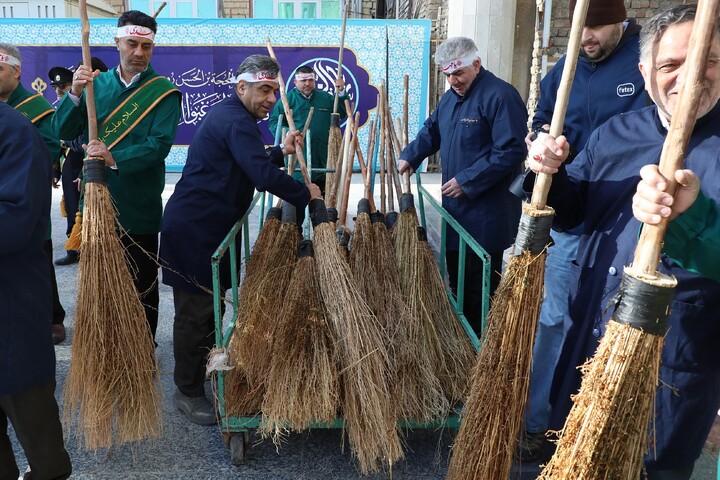 تصاویر/  آیین جاروکشی خادمان مسجد مقدس جمکران