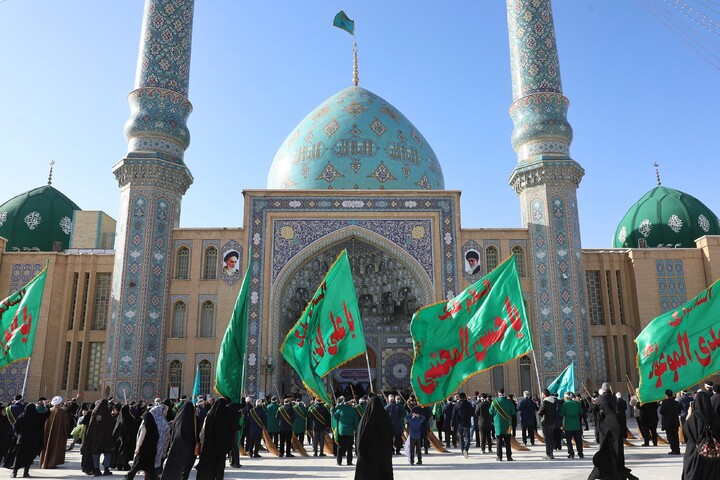 تصاویر/  آیین جاروکشی خادمان مسجد مقدس جمکران