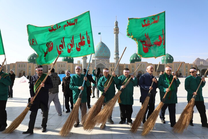 تصاویر/  آیین جاروکشی خادمان مسجد مقدس جمکران