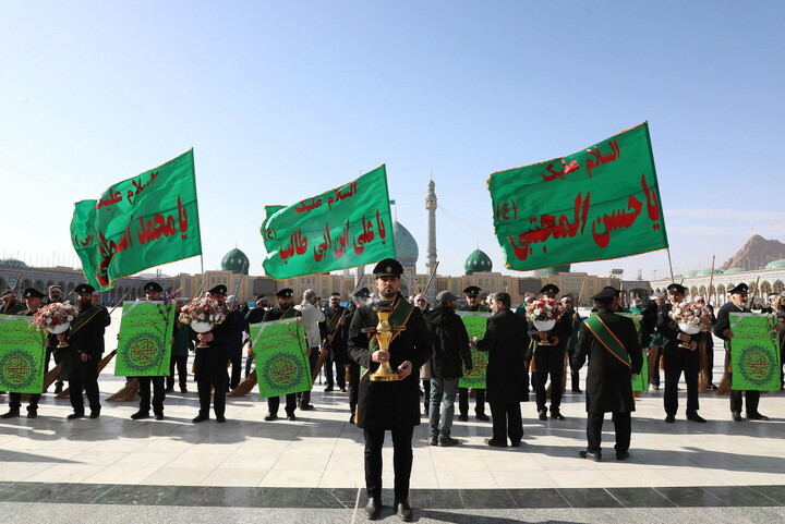 تصاویر/  آیین جاروکشی خادمان مسجد مقدس جمکران