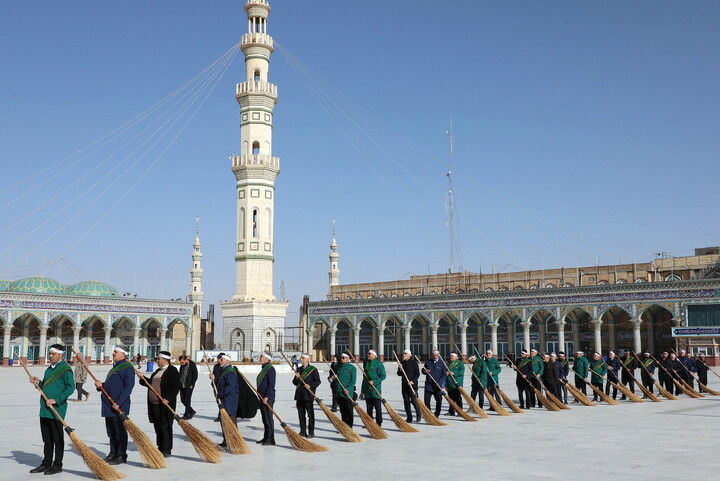 تصاویر/  آیین جاروکشی خادمان مسجد مقدس جمکران