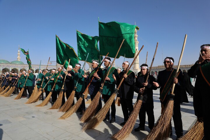 تصاویر/  آیین جاروکشی خادمان مسجد مقدس جمکران