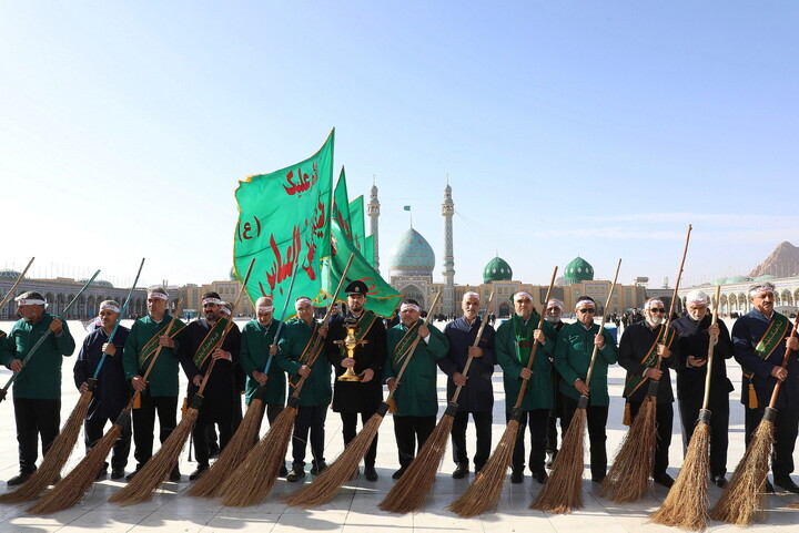 تصاویر/  آیین جاروکشی خادمان مسجد مقدس جمکران
