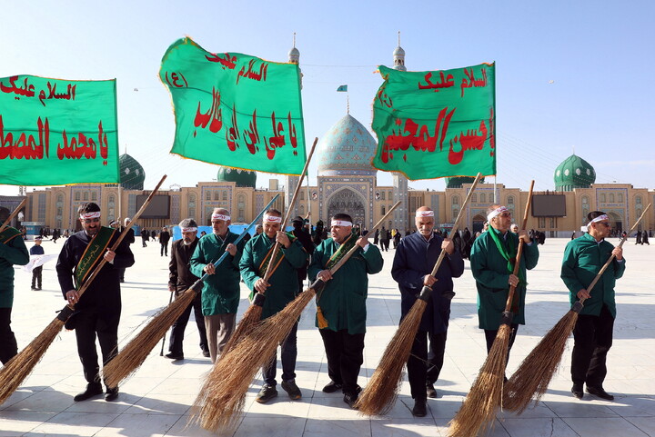 تصاویر/  آیین جاروکشی خادمان مسجد مقدس جمکران